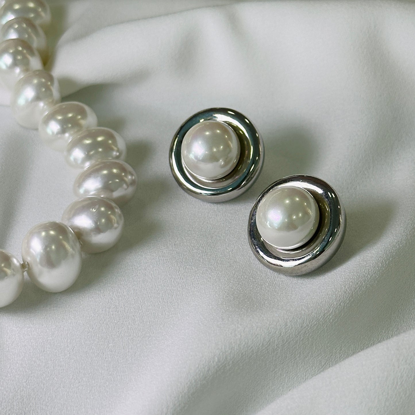 Brinco ródio, redondo com pérola