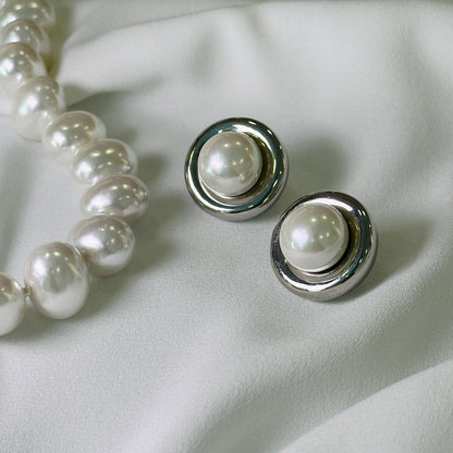 Brinco ródio, redondo com pérola