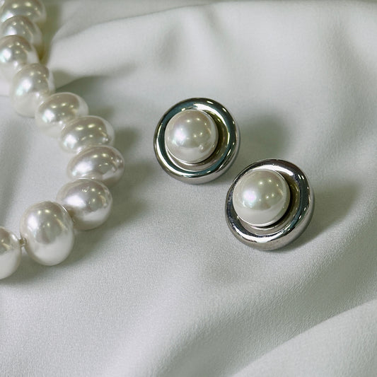 Brinco ródio, redondo com pérola