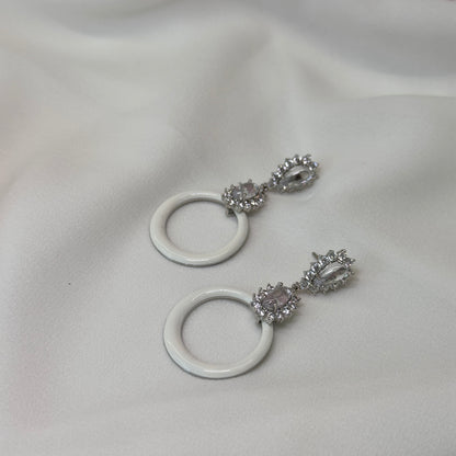 Brinco ródio alongado esmaltado branco com cristaos