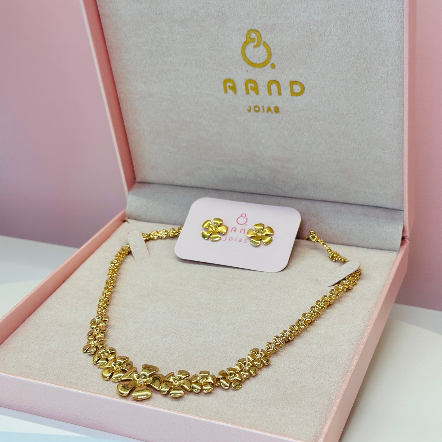 Conjunto Brinco e colar  Florzinhas dourado com regulagem