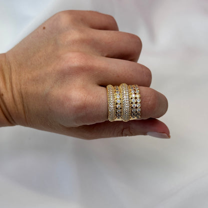 Anel dourado cravejado, com pontos de zircônia