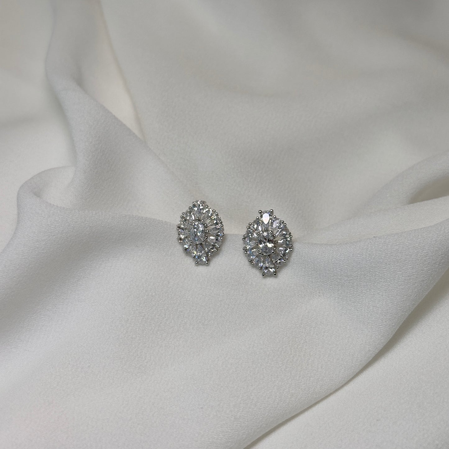 Brinco ródio clássico, cravejado com zircônias