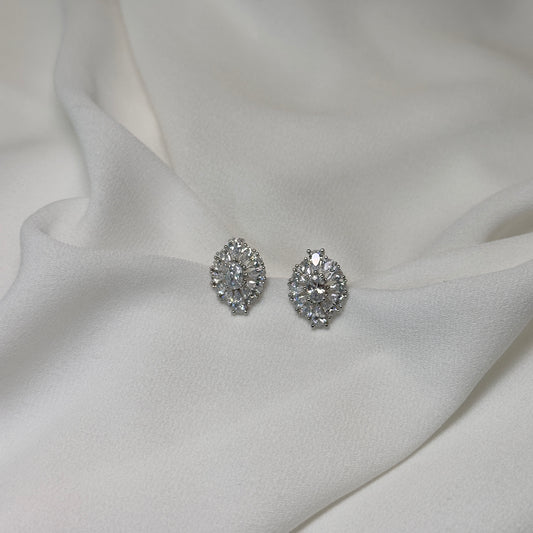 Brinco ródio clássico, cravejado com zircônias