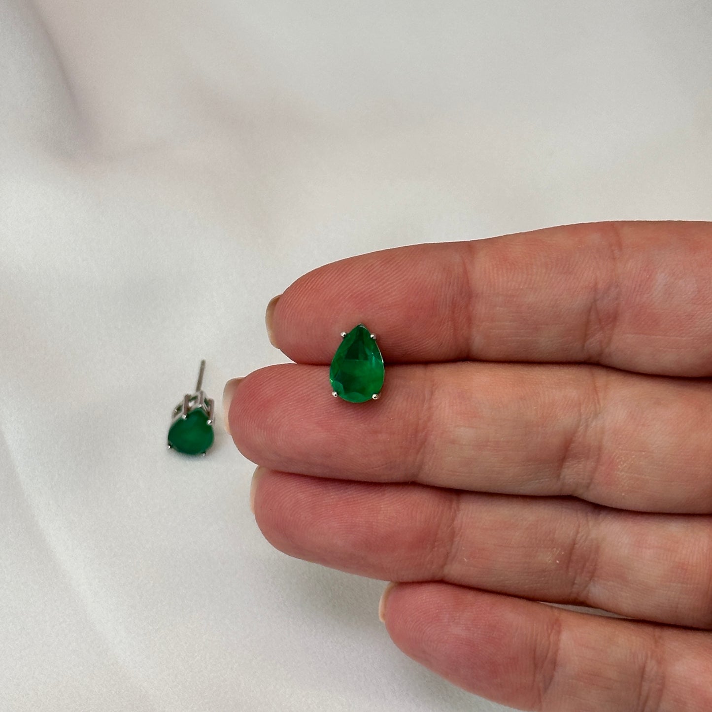 Brinco gota ródio, pedra esmeralda