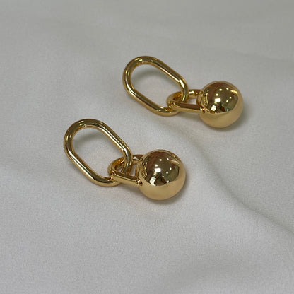 Brinco corrente e esfera lisa dourada