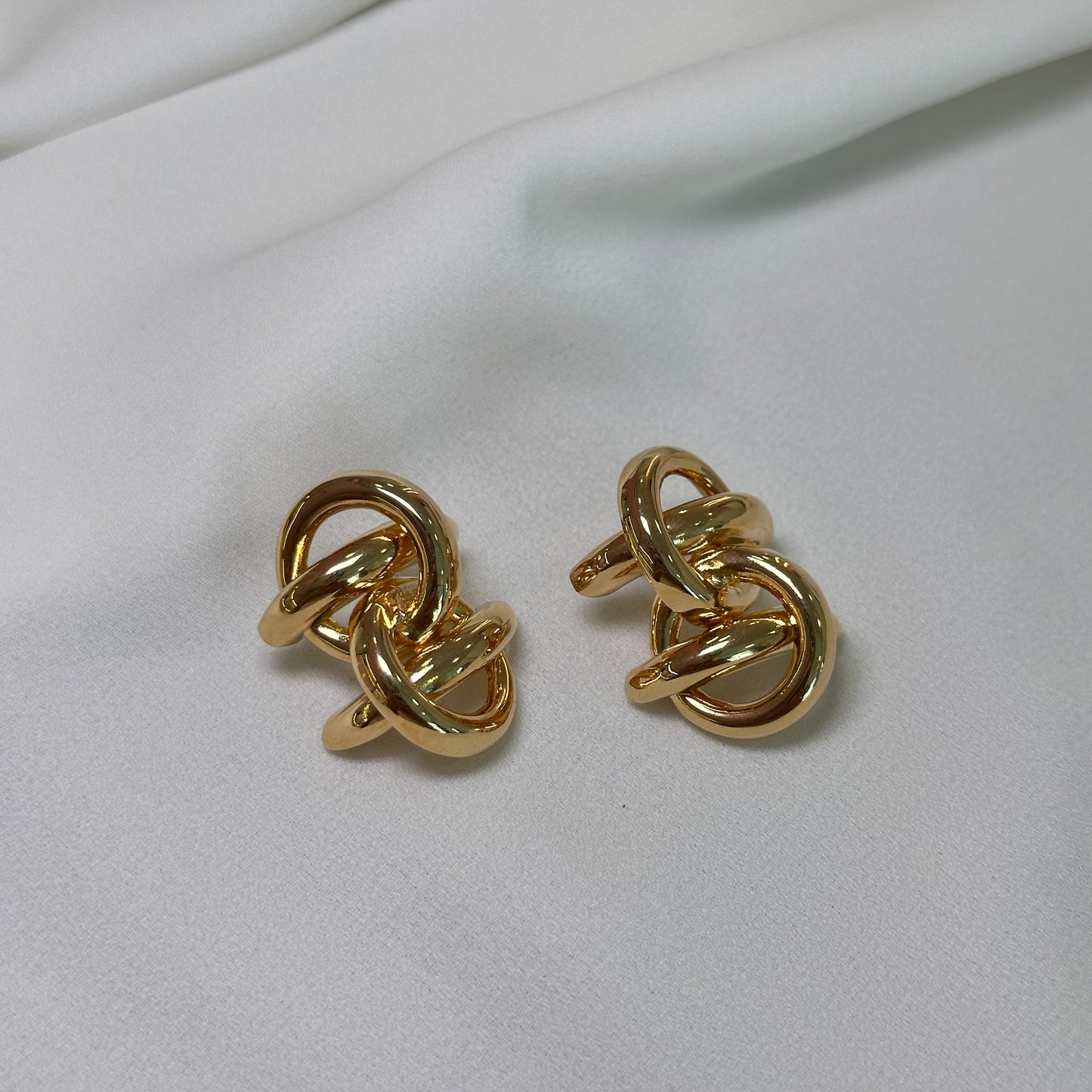 Brinco elos bold dourado