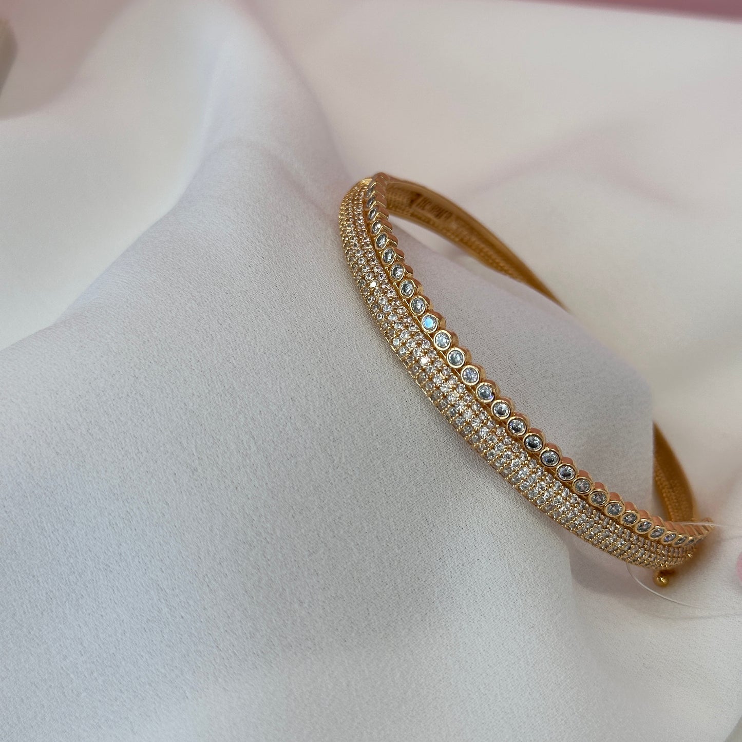 Bracelete dourado, cravejado