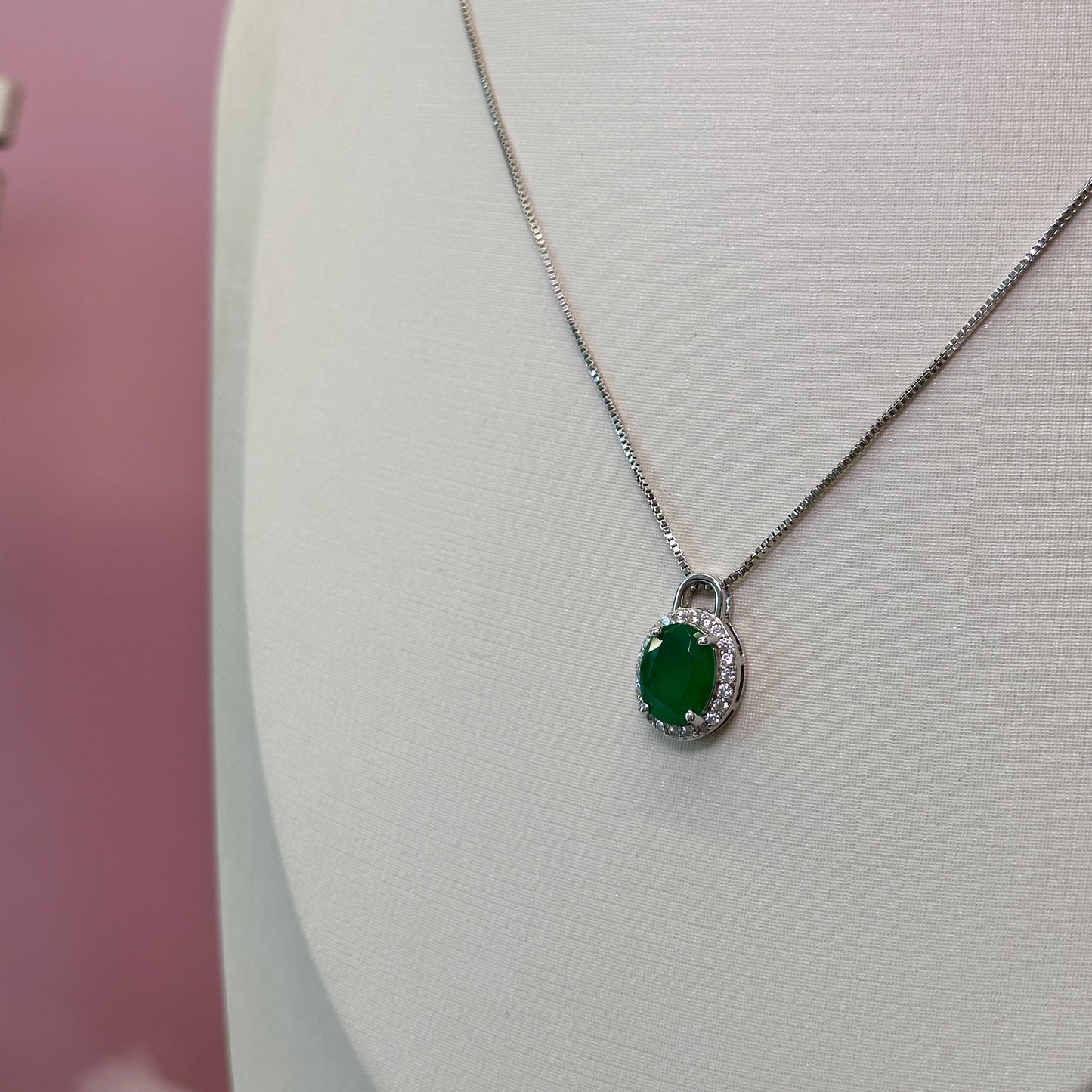 Colar com pingente esmeralda oval cravejado prata 925