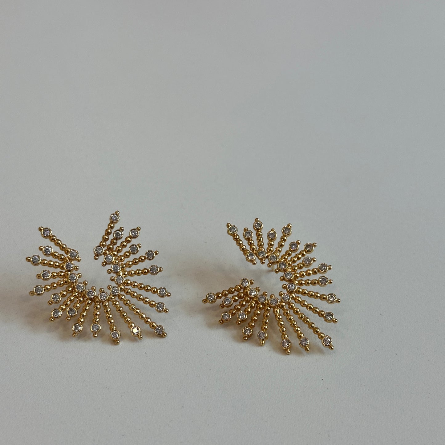 Brinco dourado, argola frontal cravejada, Espelho