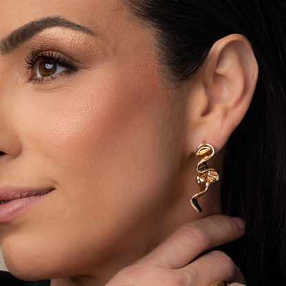 Brinco Orgânico Banhado a Ouro 18k – Design Escultural e Atemporal