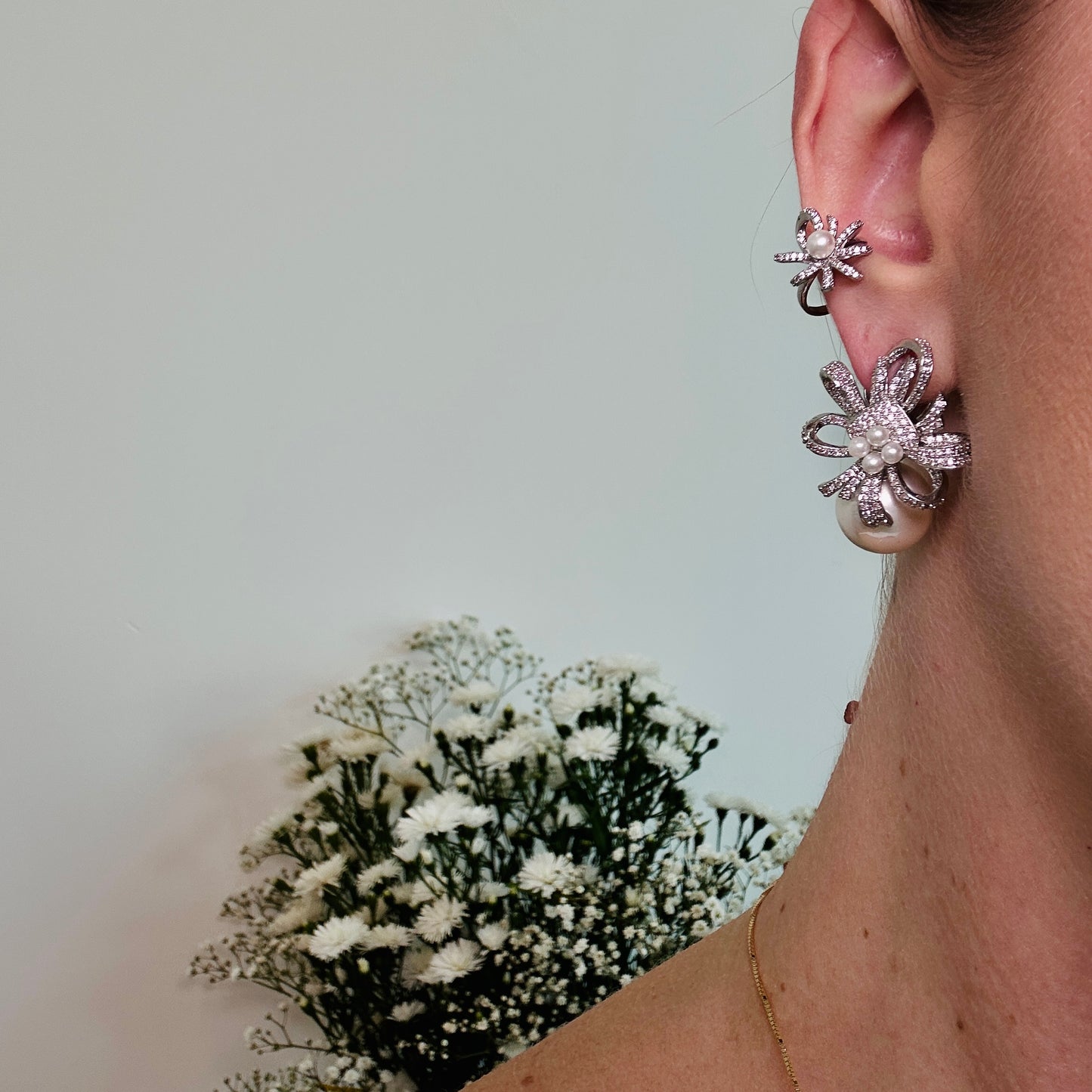 Brinco em ródio, cravejado, com pérolas e pircing (Graciosa)