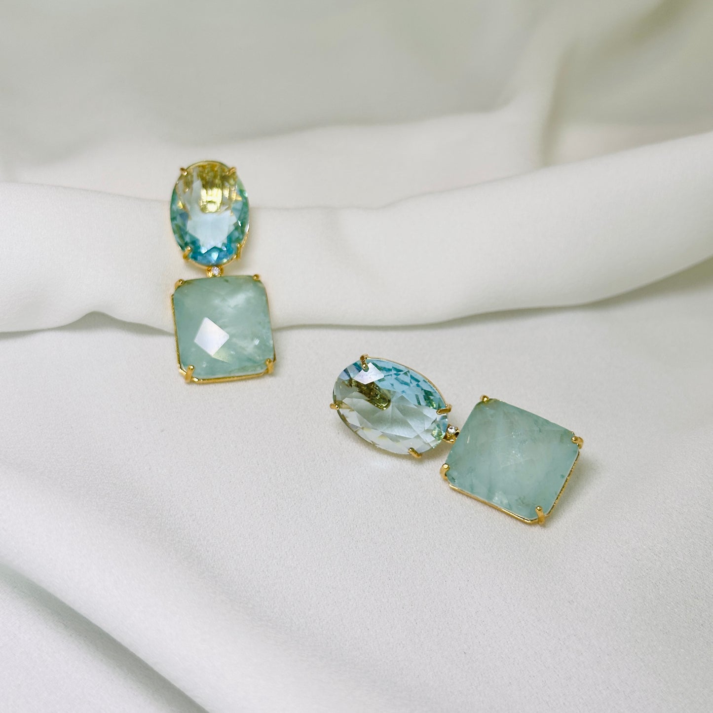 Brinco dourado com pedra fusion azul