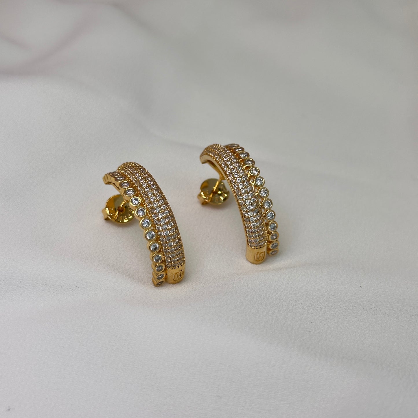 Brinco dourado festa, meia argola, cravejado