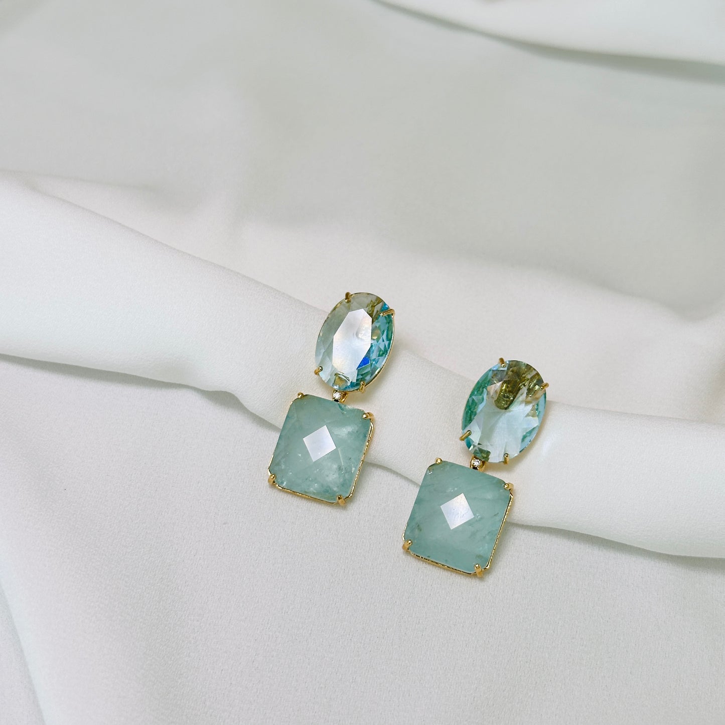 Brinco dourado com pedra fusion azul