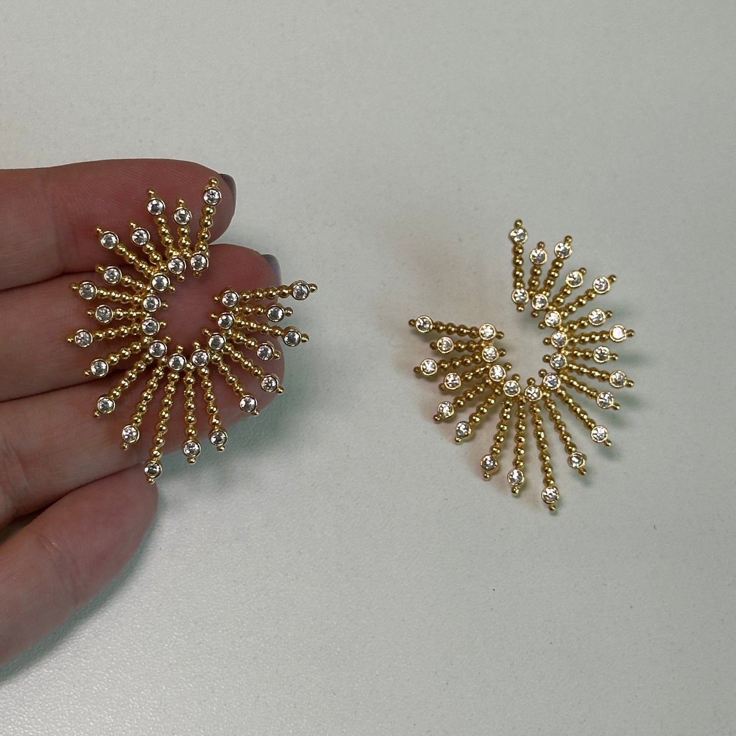 Brinco dourado, argola frontal cravejada, Espelho