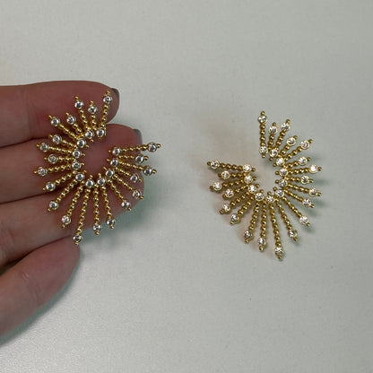 Brinco dourado, argola frontal cravejada, Espelho