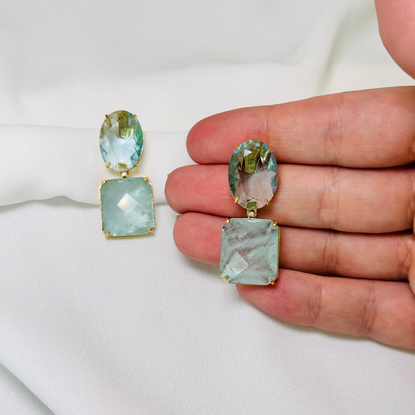 Brinco dourado com pedra fusion azul