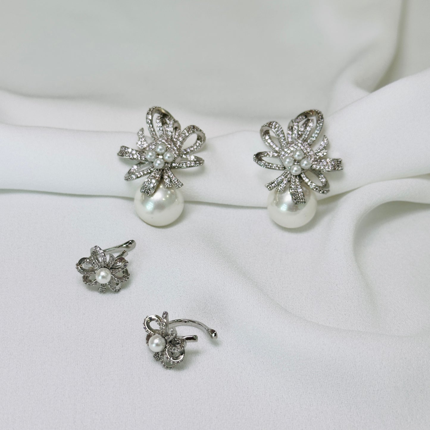 Brinco em ródio, cravejado, com pérolas e pircing (Graciosa)