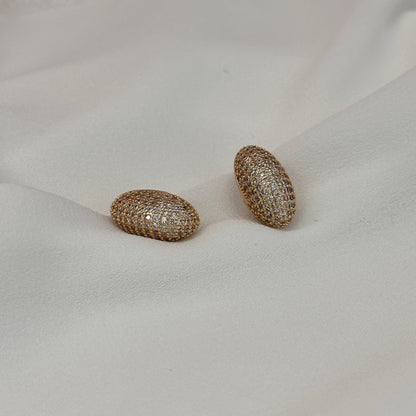 BRINCO OVAL CRAVEJADO DOURADO