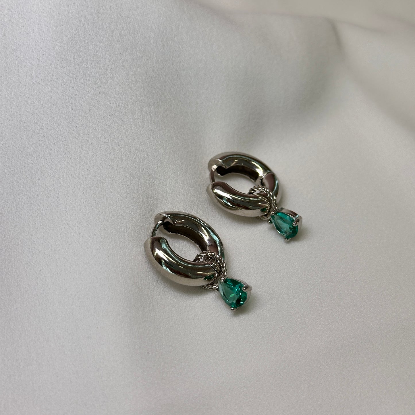 Brinco argola ródio pequena com pedra verde