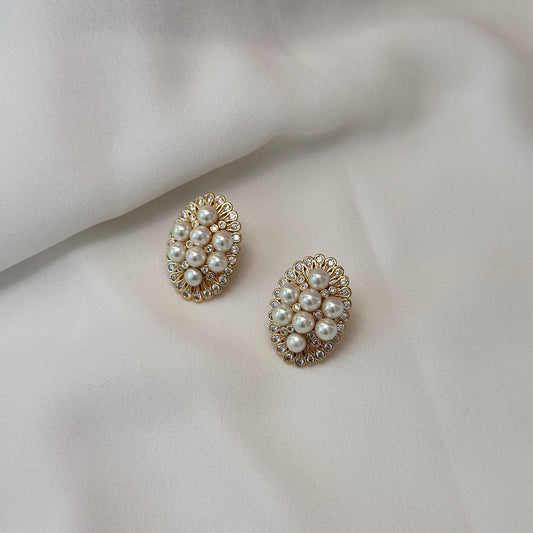 Brinco dourado, oval com pérolas
