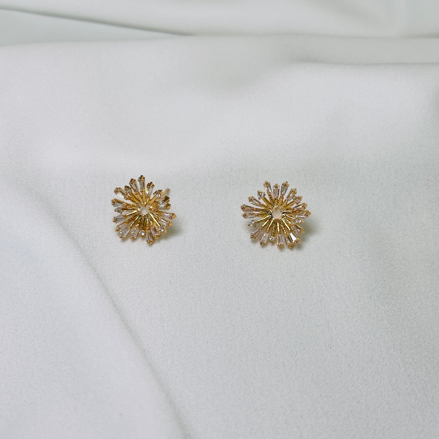 Brinco dourado leque, cravejado cristal