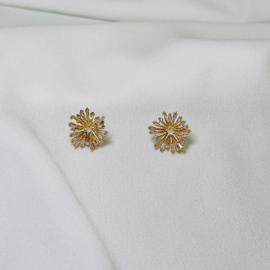 Brinco dourado leque, cravejado cristal