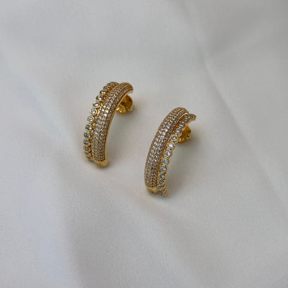 Brinco dourado festa, meia argola, cravejado