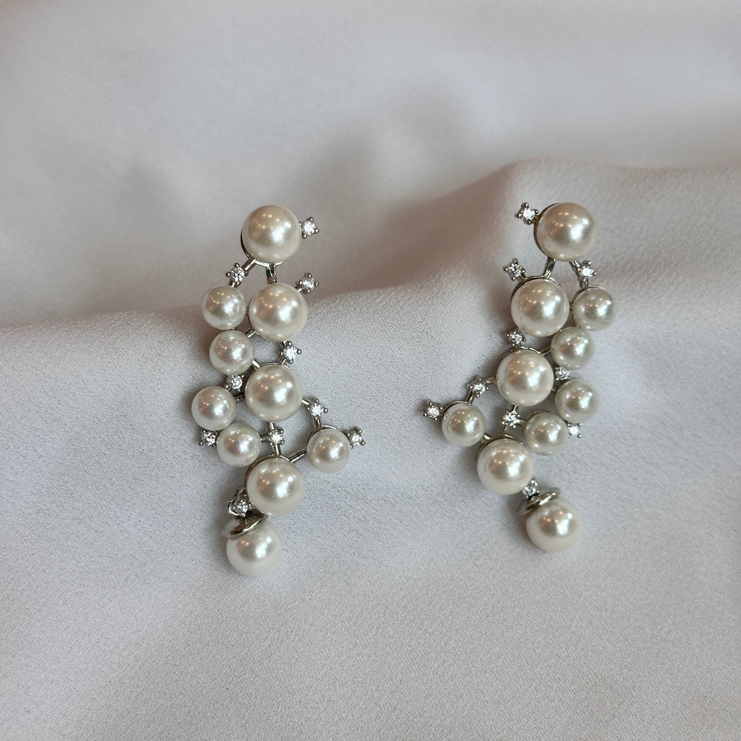 Brinco Earhook pérolas rodio