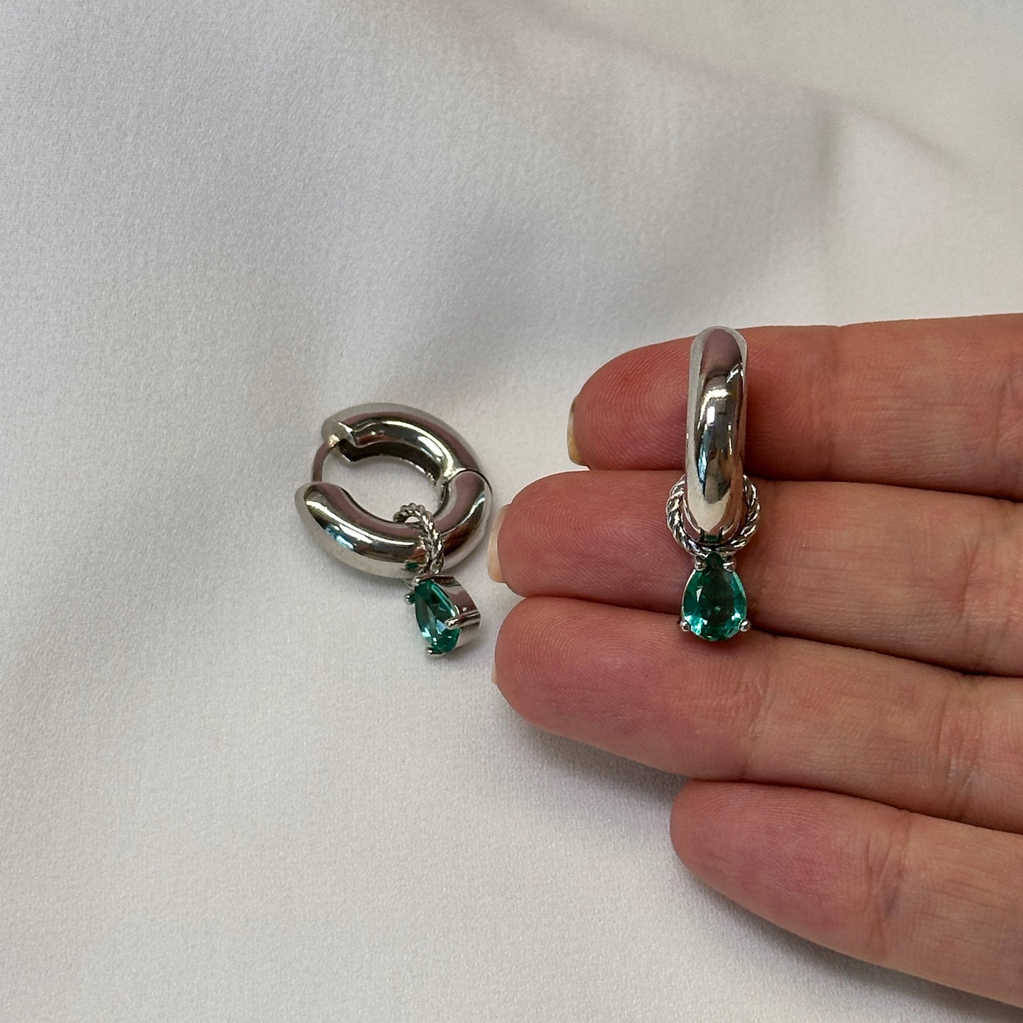 Brinco argola ródio pequena com pedra verde