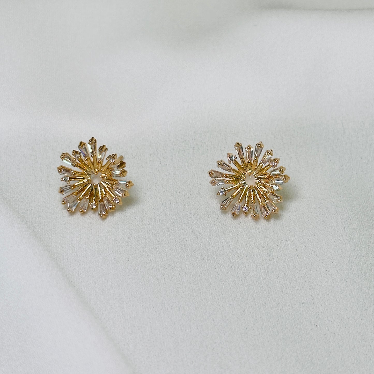 Brinco dourado leque, cravejado cristal