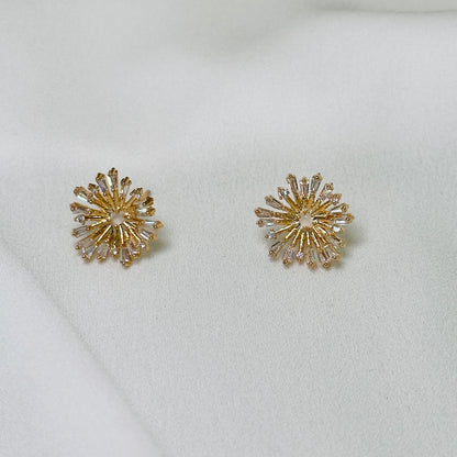 Brinco dourado leque, cravejado cristal