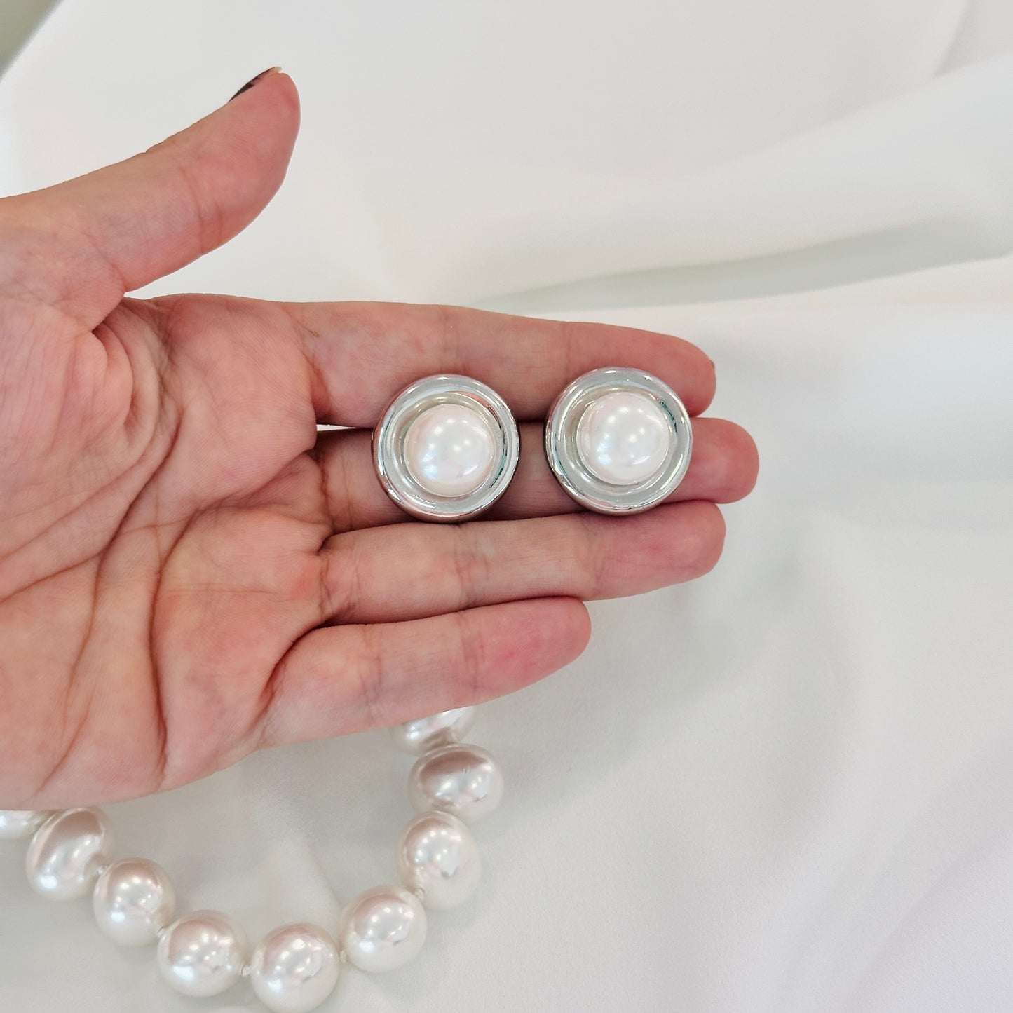 Brinco ródio, redondo com pérola