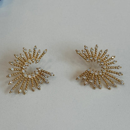 Brinco dourado, argola frontal cravejada, Espelho