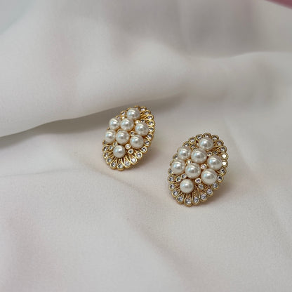 Brinco dourado, oval com pérolas