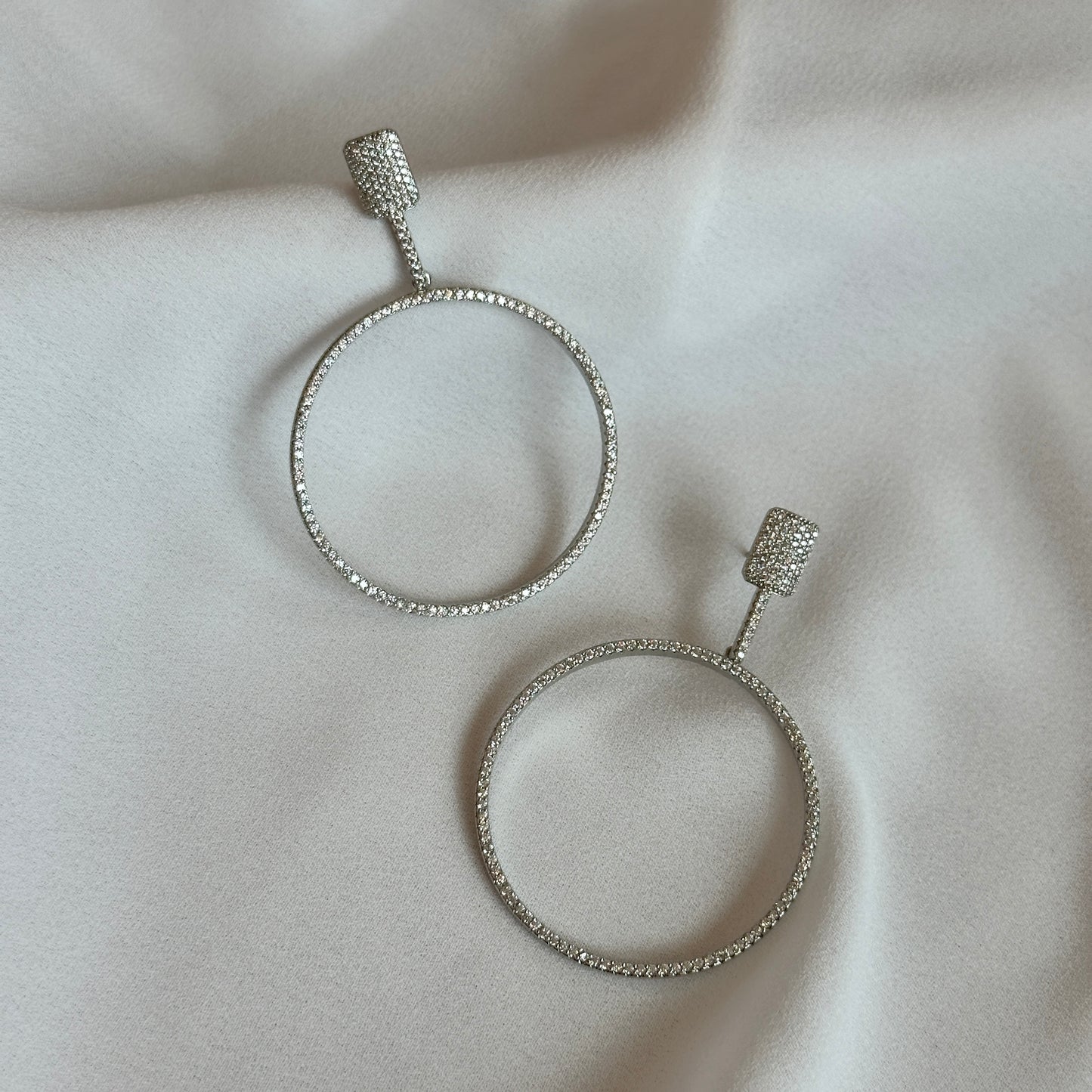 Brinco Circle cravejado delicado