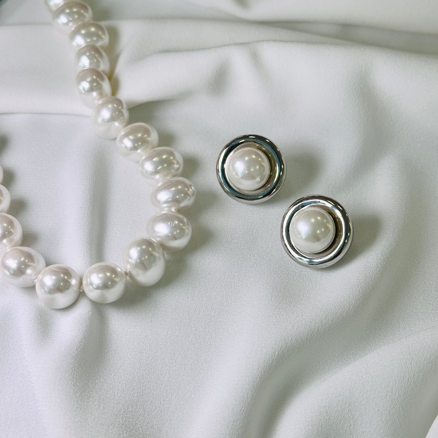 Brinco ródio, redondo com pérola