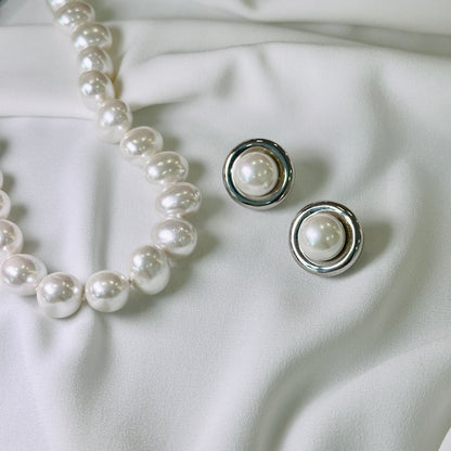 Brinco ródio, redondo com pérola