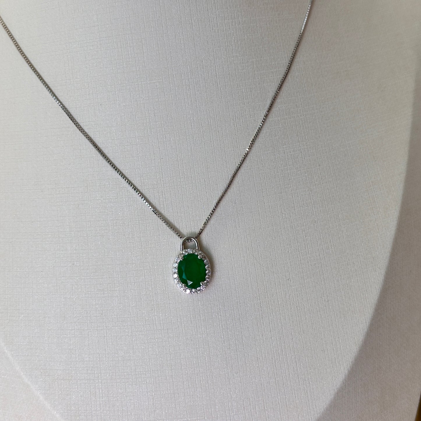 Colar com pingente esmeralda oval cravejado prata 925