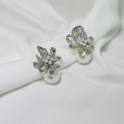 Brinco em ródio, cravejado, com pérolas e pircing (Graciosa)