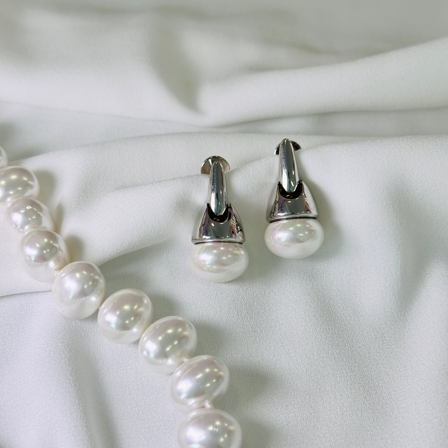 Brinco ródio pendant perola classico