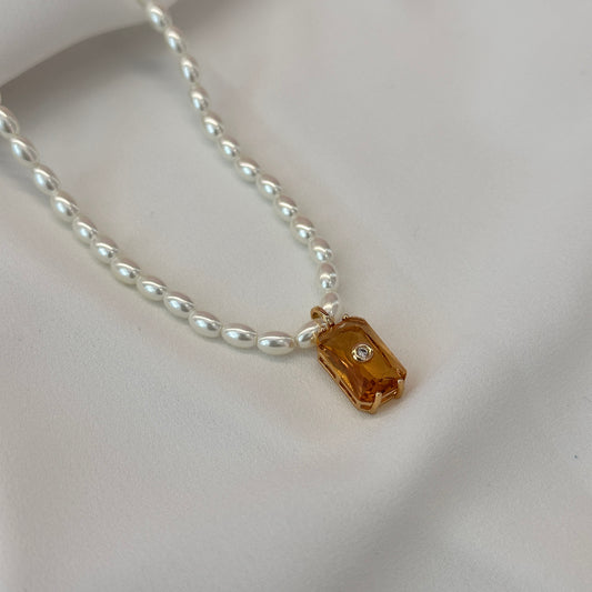 Colar dourado com pérolas, pingente citrino