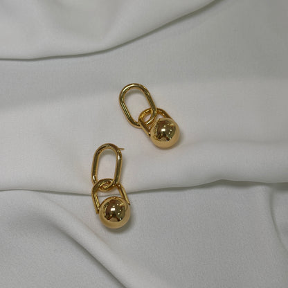 Brinco corrente e esfera lisa dourada