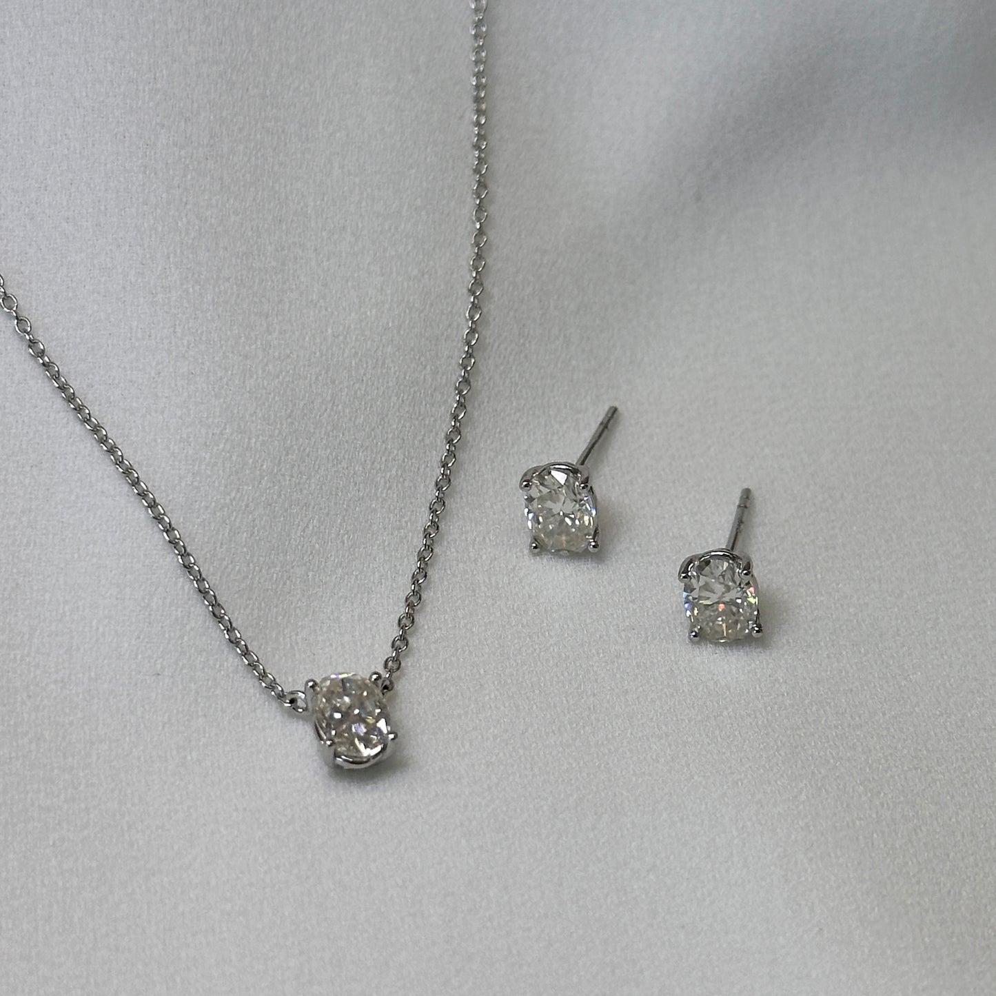 Colar prata 925 ponto de luz oval com  pedra Moissanite