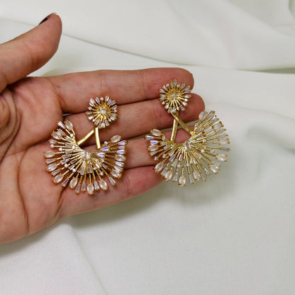 Brinco dourado leque, cravejado cristal