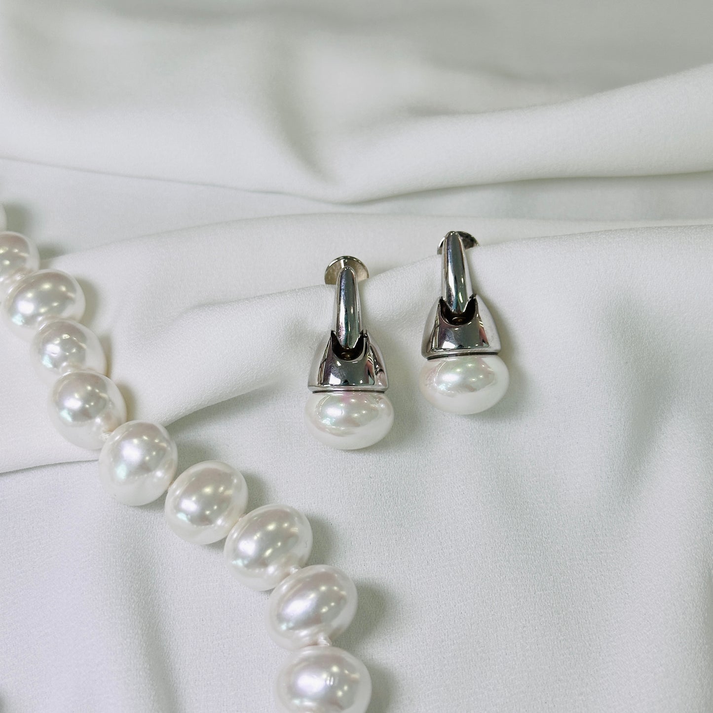 Brinco ródio pendant perola classico