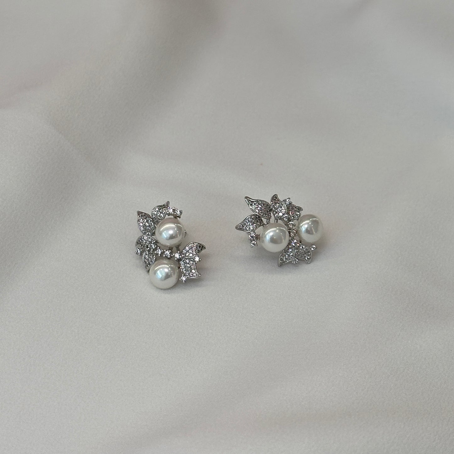 BRINCO FOLHAS CRAVEJADAS E PÉROLAS R