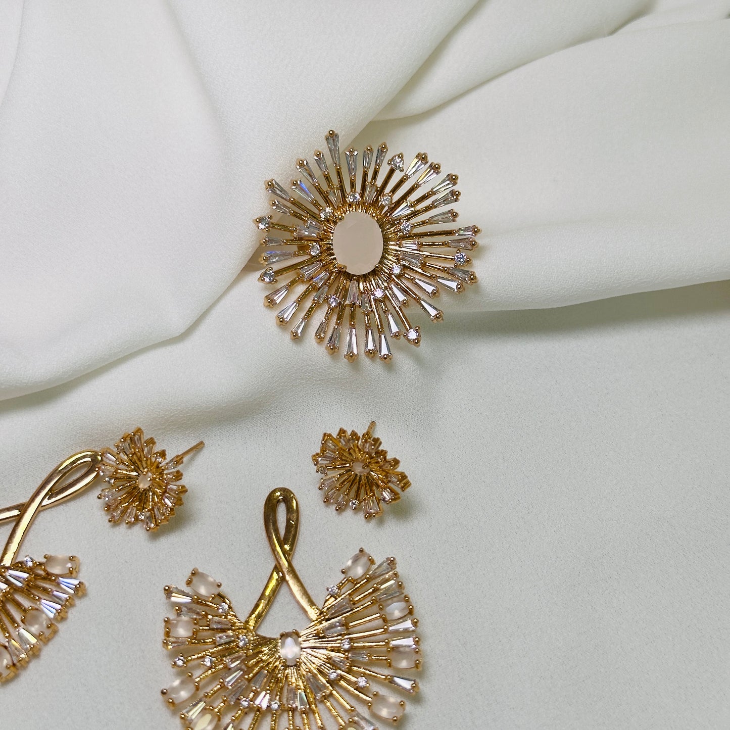 Brinco dourado leque, cravejado cristal