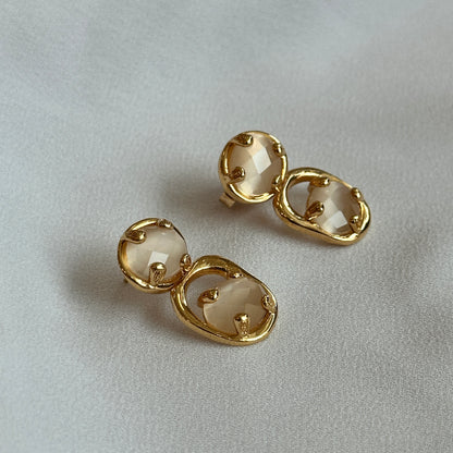 Brinco organico dourado com pedra leitosa